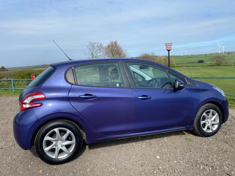 PEUGEOT 208