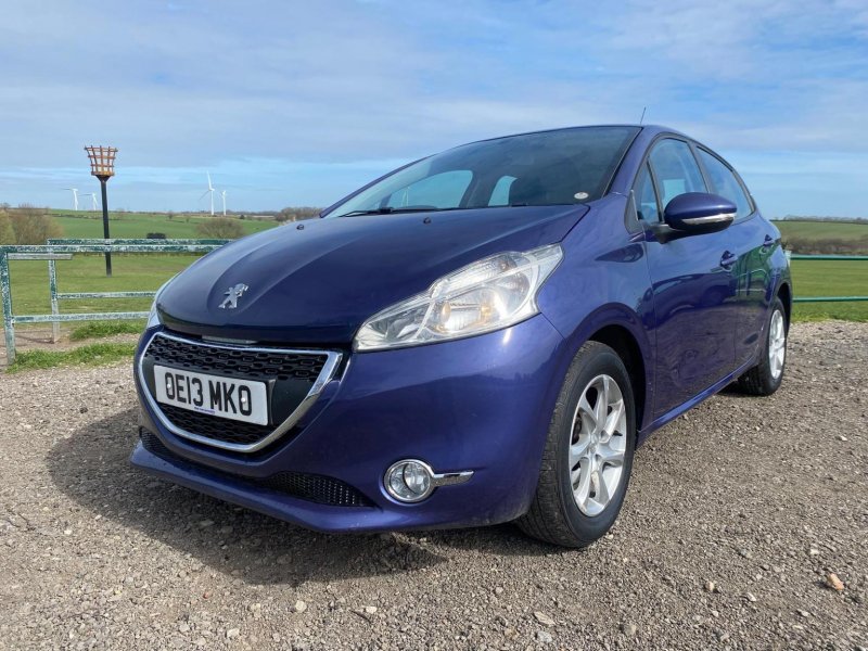 PEUGEOT 208