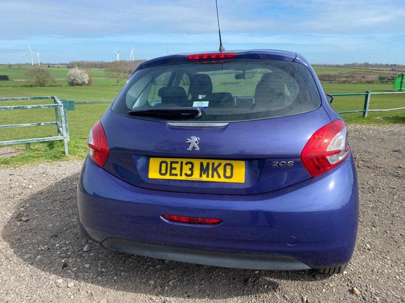 PEUGEOT 208
