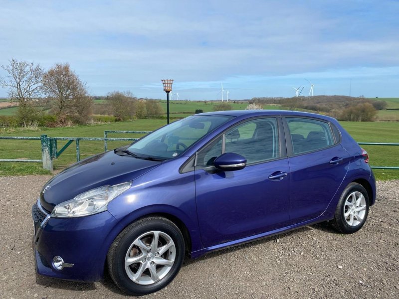 PEUGEOT 208