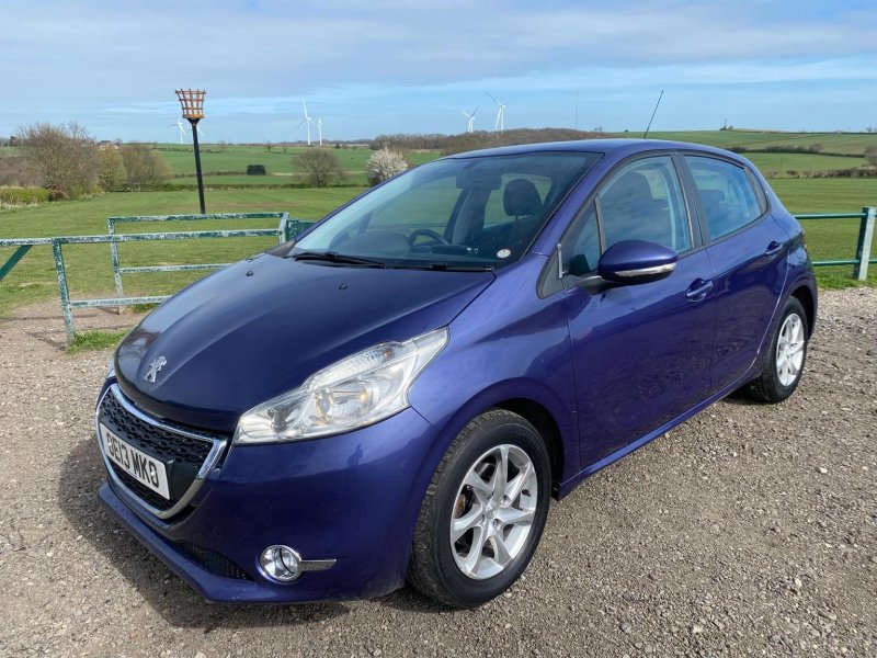 PEUGEOT 208